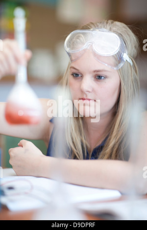 In attesa di una reazione chimica nella lezione di scienze Foto Stock