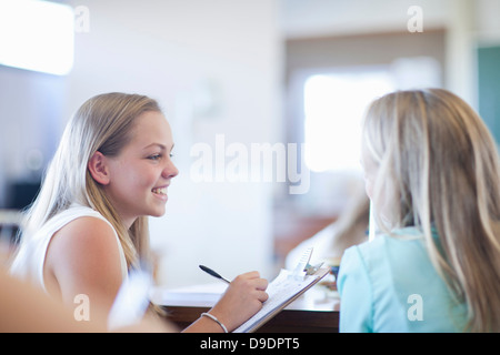 Le ragazze della scuola in discussione Foto Stock