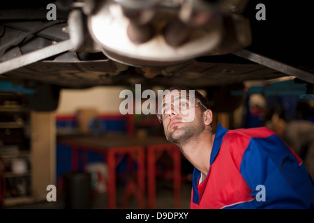 Autofficine a lavorare nella baia di servizio Foto Stock