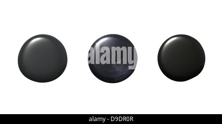 Black Nail Polish blob ritagliato su uno sfondo bianco Foto Stock
