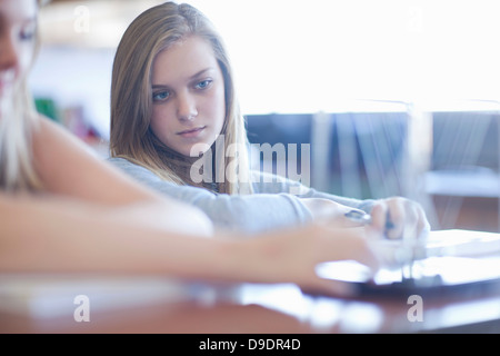 In attesa di una reazione chimica nella lezione di scienze Foto Stock