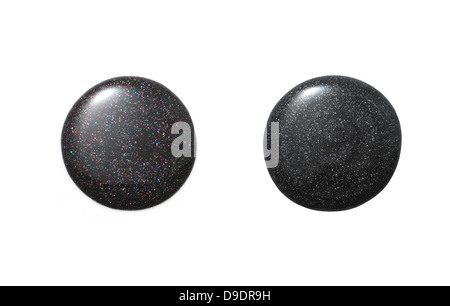 Black Nail Polish blob ritagliato su uno sfondo bianco Foto Stock