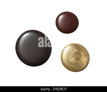 Oro nero smalto per unghie blob ritagliato su uno sfondo bianco Foto Stock