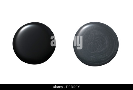 Black Nail Polish blob ritagliato su uno sfondo bianco Foto Stock