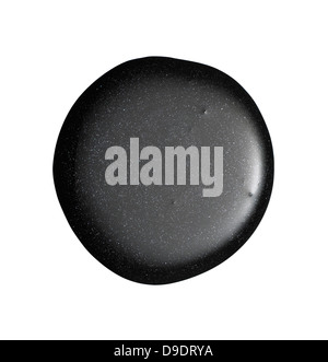 Black Nail Polish blob ritagliato su uno sfondo bianco Foto Stock