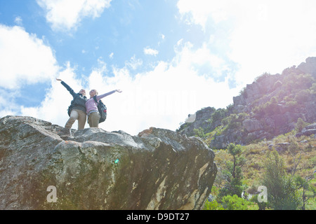 Due escursionisti ragazza celebrare sulla parte superiore di formazione di roccia Foto Stock