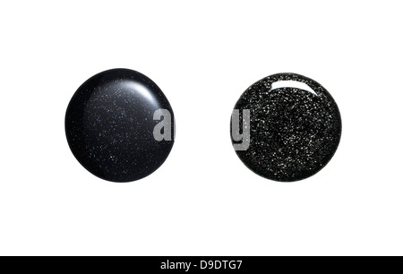 Black Nail Polish blob ritagliato su uno sfondo bianco Foto Stock