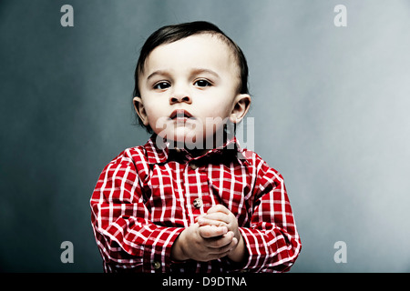 Ritratto di baby boy indossando maglietta controllati Foto Stock