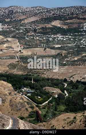 Una vista verso Hamat Gader o al-Hamma un sito di sorgenti termali nella valle del fiume Yarmouk, vicino al confine con la Giordania e il Mar di Galilea nelle alture del Golan meridionale di Israele Foto Stock