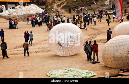 Turisti e paracadute in un resort, Manali, Himachal Pradesh, India Foto Stock