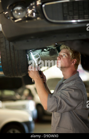 Autofficine a lavorare nella baia di servizio Foto Stock