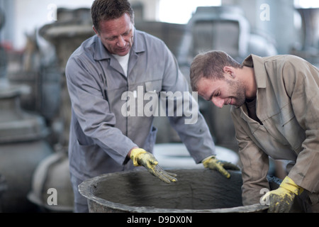 Preparare il materiale per la produzione di ceramica Foto Stock