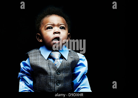 Ritratto di baby boy indossando gilet, camicia e cravatta Foto Stock