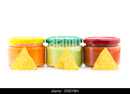 Tradizionale messicano salse fatte di formaggio, guacamole e chutney di pomodoro in vasi Foto Stock