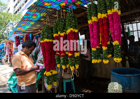 Ghirlande per vendita appeso a un mercato in stallo, Chennai, nello Stato del Tamil Nadu, India Foto Stock