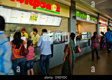 Persone alla corte di cibo in un centro commerciale per lo shopping, Express Avenue, Chennai, nello Stato del Tamil Nadu, India Foto Stock