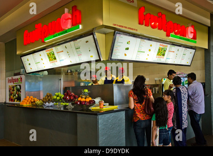 Persone alla corte di cibo in un centro commerciale per lo shopping, Express Avenue, Chennai, nello Stato del Tamil Nadu, India Foto Stock