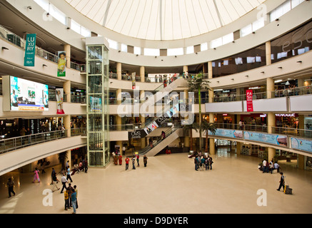 Gli interni di un centro commerciale per lo shopping, Express Avenue, Chennai, nello Stato del Tamil Nadu, India Foto Stock