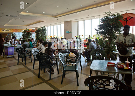 Persone alla corte di cibo in un centro commerciale per lo shopping, Express Avenue, Chennai, nello Stato del Tamil Nadu, India Foto Stock