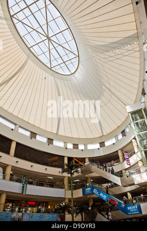 Gli interni di un centro commerciale per lo shopping, Express Avenue, Chennai, nello Stato del Tamil Nadu, India Foto Stock