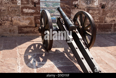 Il cannone presso la terrazza di un fortilizio, Meherangarh Fort, Jodhpur, Rajasthan, India Foto Stock