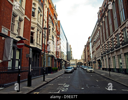 Vista di Cork Street, una delle più famose strade per le gallerie d'arte a Londra, attualmente sotto la minaccia da parte di sviluppatori Foto Stock