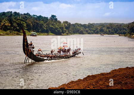 Snake boat race sul fiume Pampa al Festival di Onam, Aranmula, Kerala, India Foto Stock