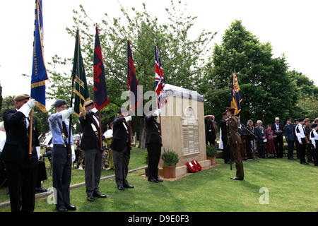 La città di Stamford, Lincolnshire, Regno Unito. Il 18 giugno 2013. Immagine da ri-dedicazione della scogliera di Williamson War Memorial, Stamford cimitero, Stamford town. Il memoriale di guerra è stata ricostruita con l' aiuto di Stamford gli abitanti della cittadina e aziende e re-è stato dedicato dal Molto Reverendo Mark Warrick, Decano di Stamford. Credito: Dave Porter/Alamy Live News Foto Stock