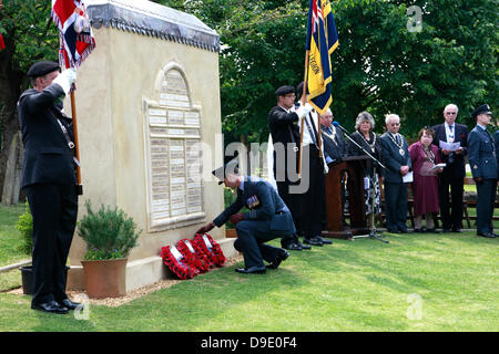 La città di Stamford, Lincolnshire, Regno Unito. Il 18 giugno 2013. Immagine da ri-dedicazione della scogliera di Williamson War Memorial, Stamford cimitero, Stamford town. Il memoriale di guerra è stata ricostruita con l' aiuto di Stamford gli abitanti della cittadina e aziende e re-è stato dedicato dal Molto Reverendo Mark Warrick, Decano di Stamford. Credito: Dave Porter/Alamy Live News Foto Stock