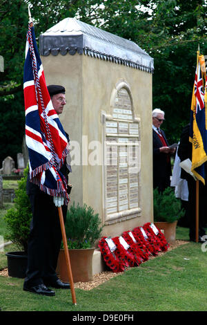 La città di Stamford, Lincolnshire, Regno Unito. Il 18 giugno 2013. Immagine da ri-dedicazione della scogliera di Williamson War Memorial, Stamford cimitero, Stamford town. Il memoriale di guerra è stata ricostruita con l' aiuto di Stamford gli abitanti della cittadina e aziende e re-è stato dedicato dal Molto Reverendo Mark Warrick, Decano di Stamford. Credito: Dave Porter/Alamy Live News Foto Stock