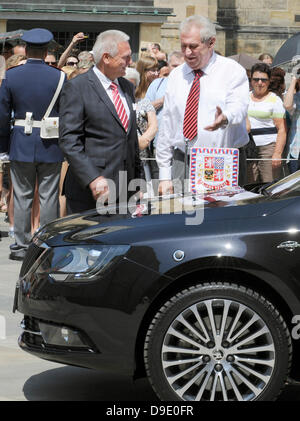 Praga, Repubblica Ceca. Il 18 giugno, 2013. Il presidente ceco Zeman ha ottenuto una nuova vettura Skoda Superb da Skoda auto CEO Winfried Vahland (sinistra) nel Castello di Praga a Praga Repubblica Ceca, Giugno 18, 2013. Credito: Stanislav Zbynek/CTK foto/Alamy Live News Foto Stock