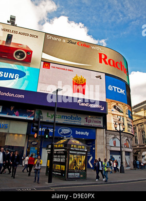 Il Neon cartelloni a Piccadilly Circus e il West End, la City of Westminster, Londra, Inghilterra, Regno Unito Foto Stock