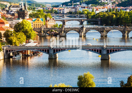 Vista di Praga e di ponti sul fiume Moldava (Moldau) Repubblica ceca. Famoso Ponte Carlo è il secondo da fondo. Foto Stock