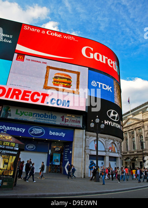 Il Neon cartelloni a Piccadilly Circus e il West End, la City of Westminster, Londra, Inghilterra, Regno Unito Foto Stock