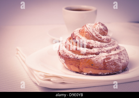 La prima colazione continentale con caffè caldo e dolce Bun Foto Stock