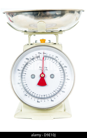 Cucina bilance di pesatura fotografato su sfondo bianco Foto Stock