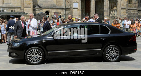 Praga, Repubblica Ceca. Il 18 giugno, 2013. Il presidente ceco Zeman ha ottenuto una nuova vettura Skoda Superb da Skoda auto CEO Winfried Vahland presso il Castello di Praga a Praga Repubblica Ceca, Giugno 18, 2013. Credito: Stanislav Zbynek/CTK foto/Alamy Live News Foto Stock