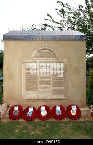 La città di Stamford, Lincolnshire, Regno Unito. Il 18 giugno 2013. Immagine da ri-dedicazione della scogliera di Williamson War Memorial, Stamford cimitero, Stamford town. Il memoriale di guerra è stata ricostruita con l' aiuto di Stamford gli abitanti della cittadina e aziende e re-è stato dedicato dal Molto Reverendo Mark Warrick, Decano di Stamford. Credito: Dave Porter/Alamy Live News Foto Stock