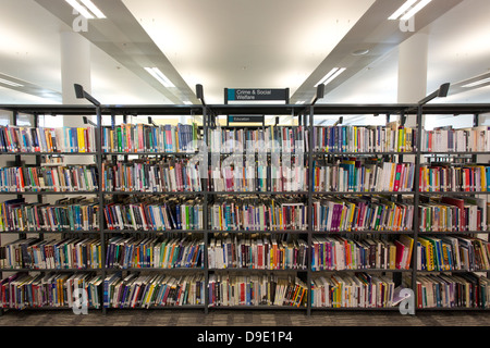 Rack di libri in una libreria Foto Stock