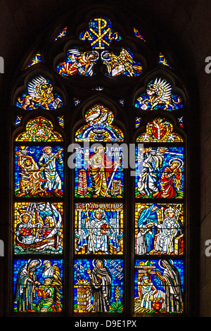 Finestra di vetro colorato nella cattedrale di San Vito, Praga Foto Stock