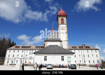 Turista nel Santuario di Pietralba, Alto Adige, Italia Foto Stock