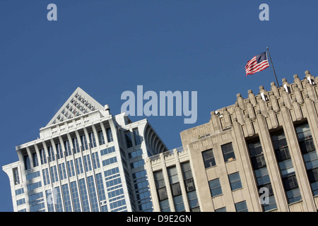 Edificio, tetto, FASCADE, calcestruzzo, mattoni, cielo blu, Philadelphia, Pennsylvania, USA, America americana bandiera Foto Stock