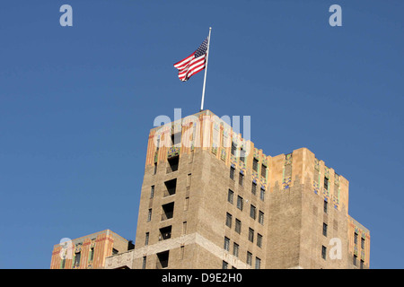 Edificio, tetto, FASCADE, calcestruzzo, mattoni, cielo blu, Philadelphia, Pennsylvania, USA, America americana bandiera Foto Stock