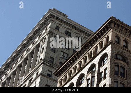 Edificio, tetto, FASCADE, calcestruzzo, mattoni, cielo blu, Philadelphia, Pennsylvania, Stati Uniti d'America Foto Stock