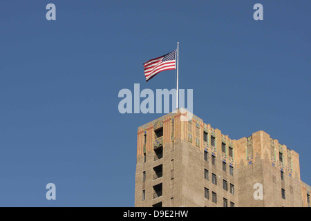 Edificio, tetto, FASCADE, calcestruzzo, mattoni, cielo blu, Philadelphia, Pennsylvania, USA, America americana bandiera Foto Stock