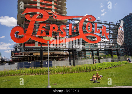 Attività e nuovo sviluppo lungo la East River in Western Queens, incluso il simbolo Pepsi-Cola segno Foto Stock