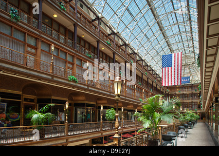 Vittoriano storico Shopping Arcade HYATT REGENCY HOTEL DOWNTOWN CLEVELAND OHIO USA Foto Stock