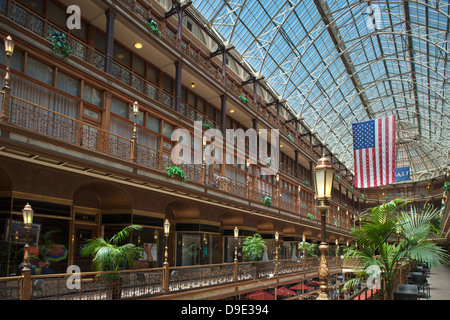 Vittoriano storico Shopping Arcade HYATT REGENCY HOTEL DOWNTOWN CLEVELAND OHIO USA Foto Stock