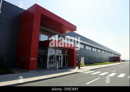 Kladno, Repubblica ceca, 18 giugno 2013. L'azienda danese Lego espande la sua fabbrica in Kladno per ulteriori 48.000 metri quadrati e aumenterà la capacità di produzione del 30%. L'investimento potrebbe salire a 1,4 miliardi di euro. In nuovi impianti sarebbe trovare un lavoro a circa 800 persone. Mondo il terzo più grande produttore di giocattoli vuole avviare la costruzione di questo autunno. Il primo nuovo impianto consentirà di aprire il prossimo anno e un altro nel 2015, presidente della fabbrica di Kladno Carsten Rasmussen ha detto. Lego factory è visto in Kladno, Repubblica ceca, 18 giugno 2013. Credito: CTK/Alamy Live News Foto Stock