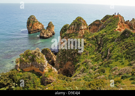 Scogliere rocciose sulla costa dell'Oceano Atlantico a Lagos, Algarve, PORTOGALLO Foto Stock